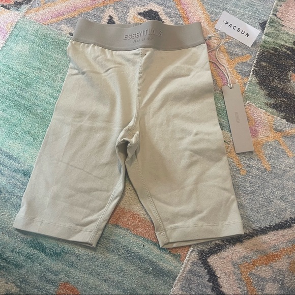 Essentials shorts - Picture 3 of 7